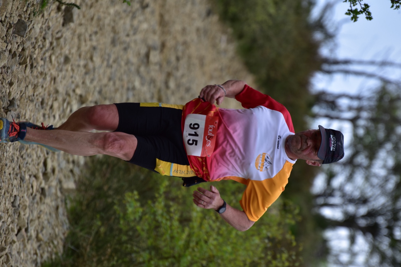 Coureur Folie Verticale sur un chemin de trail
