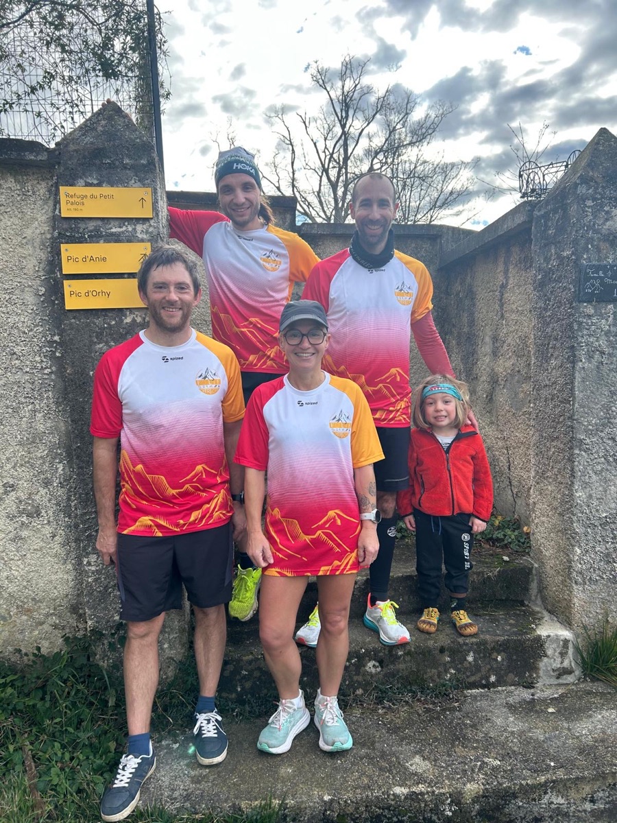 Groupe Folie Verticale en tenue de trail avant une sortie