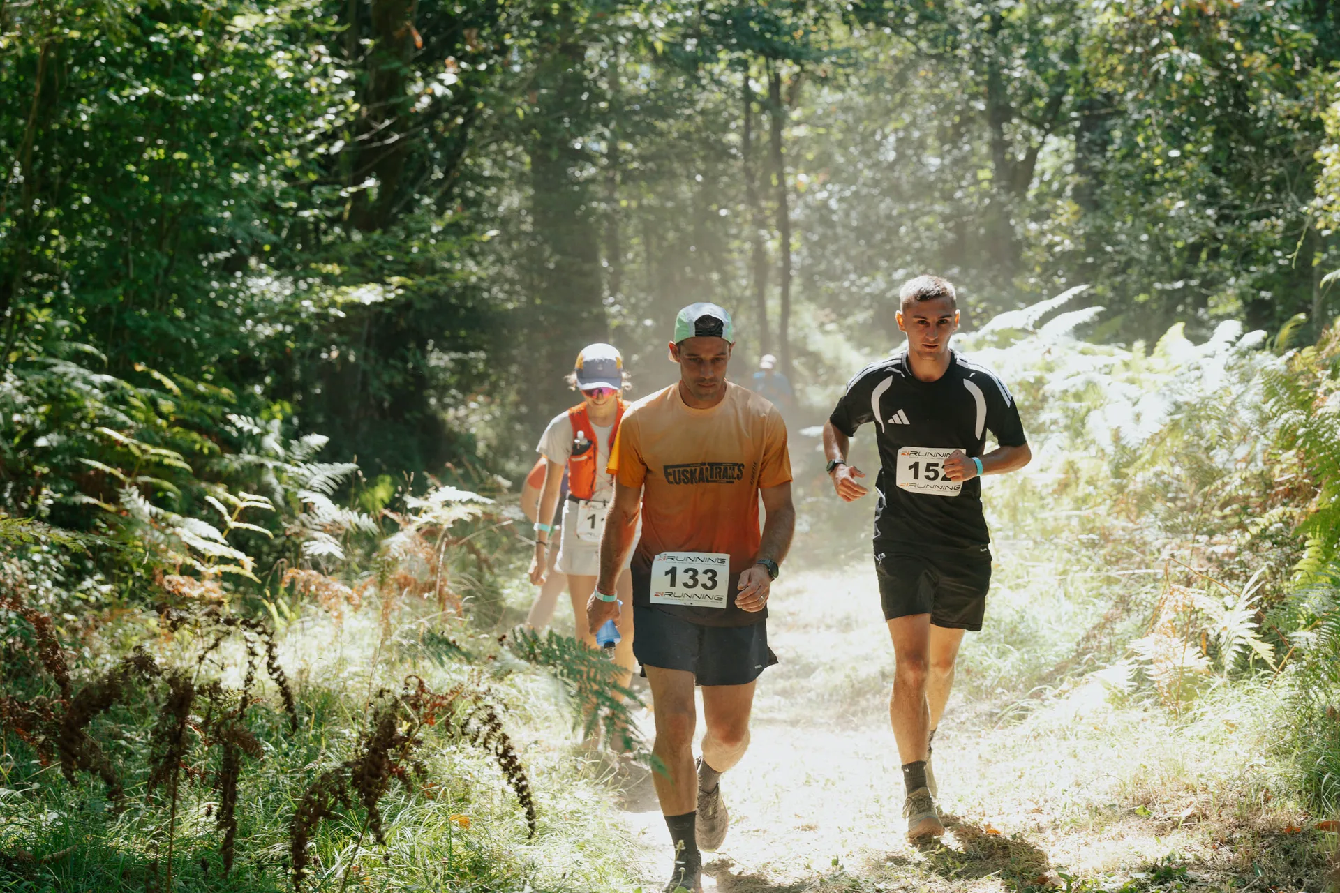 Participants de La Castetoise Backyard sur un chemin boisé des coteaux de Monein